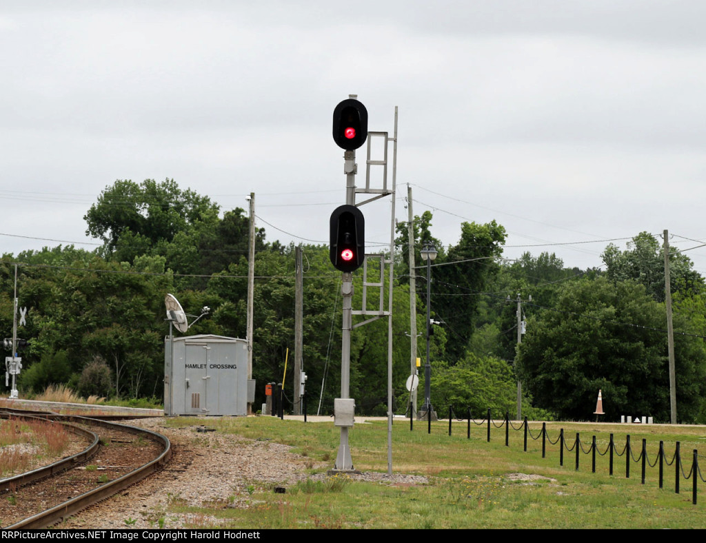 signal for the east-west connector track with new 3 light lower head